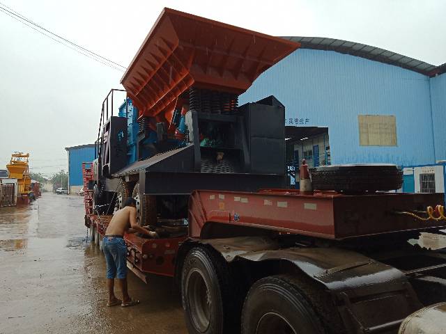 輪胎式移動破碎站老板來提貨啦?。?！